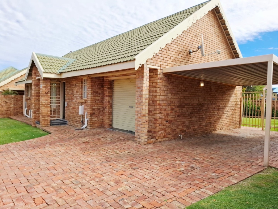 3 Bedroom Property for Sale in Langenhovenpark Free State